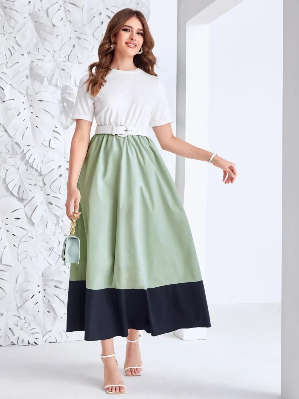 Vestido de color combinado con cinturón