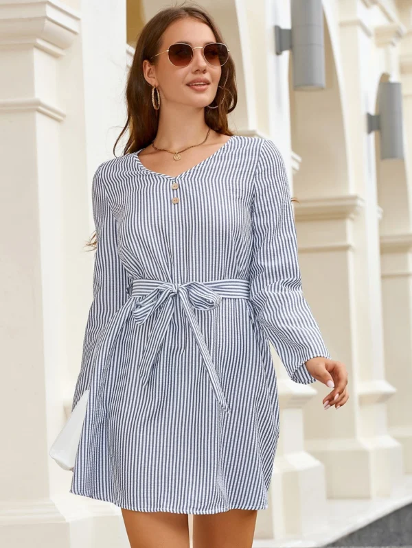 Vestido con cinturón de dos tonos de rayas