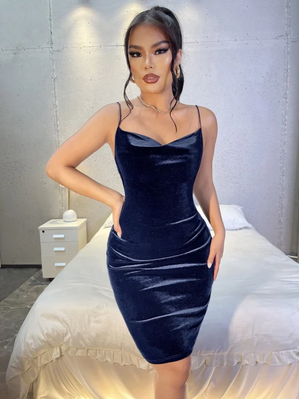 Vestido ajustado de tirantes de terciopelo