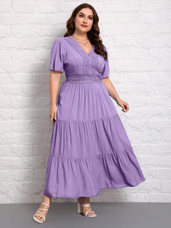 Vestido con encaje bajo a capas
