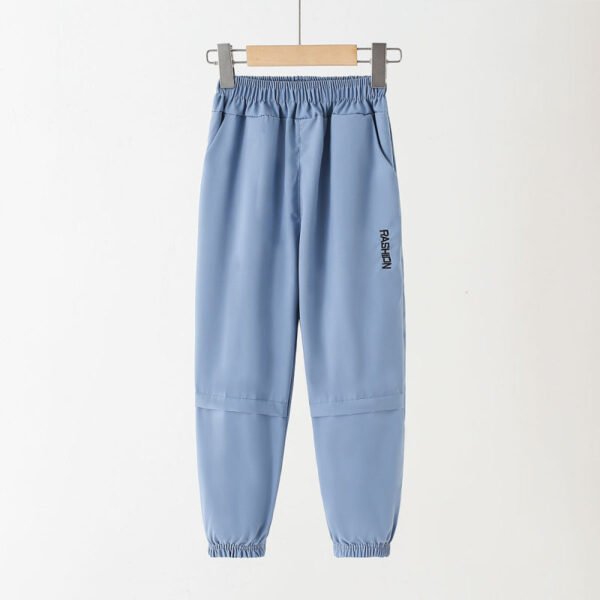 Pantalones de patrón de letra de color sólido para niño