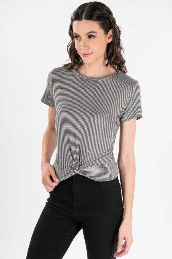 Playera con amarre en ruedo