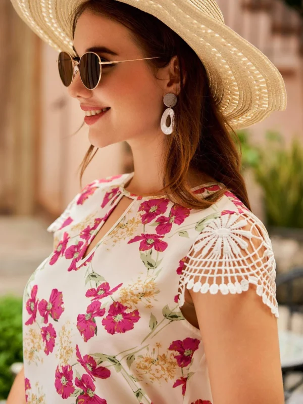 Blusa de cuello con abertura de ojo con encaje de manga floral - Imagen 4