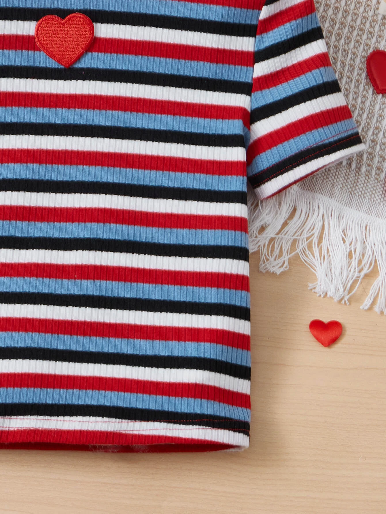 Camiseta De Punto De Manga Corta A Rayas Con Aplique De Corazón - Imagen 3