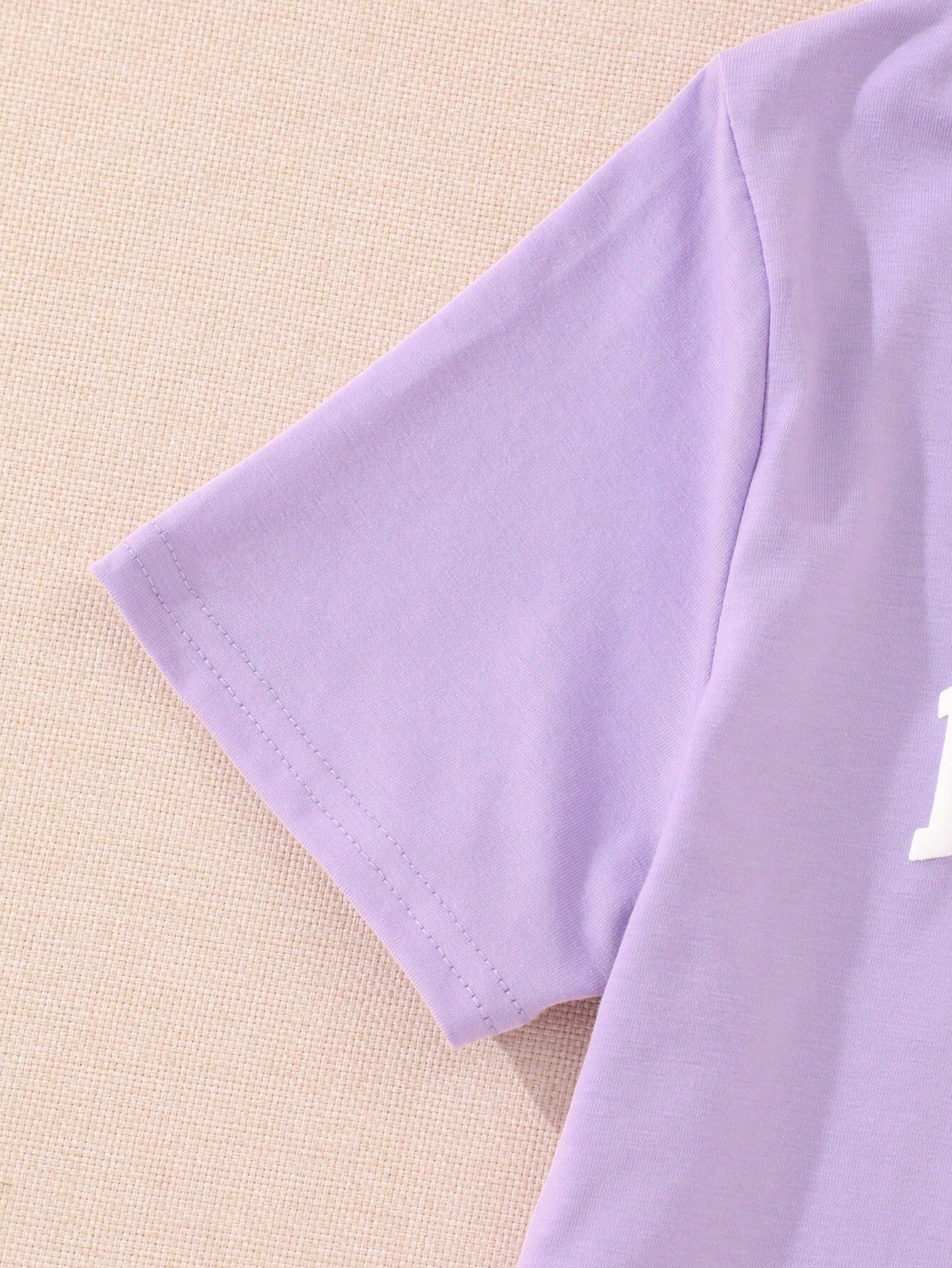 Camiseta morada con estampado de letra - Imagen 3