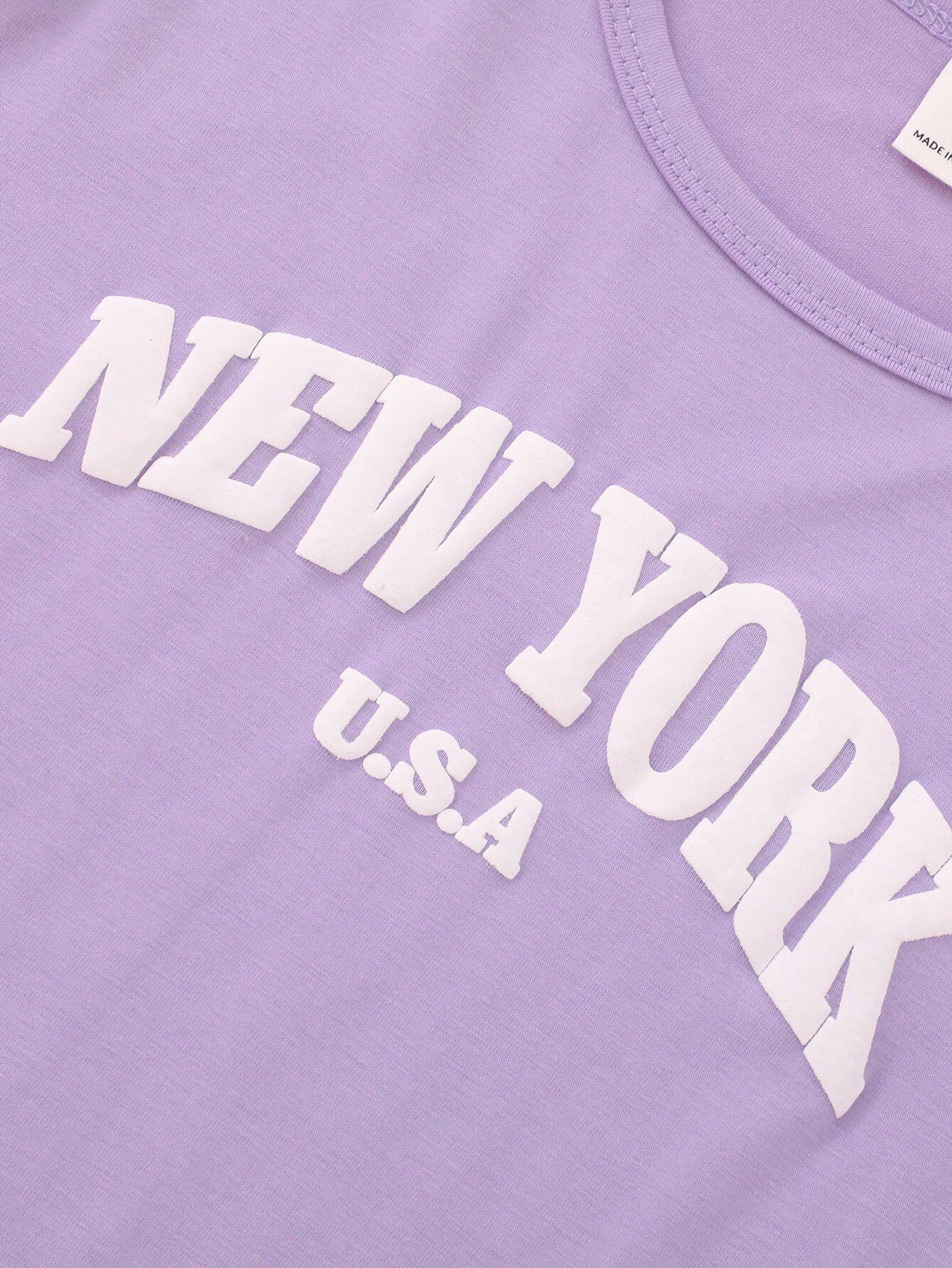 Camiseta morada con estampado de letra - Imagen 2