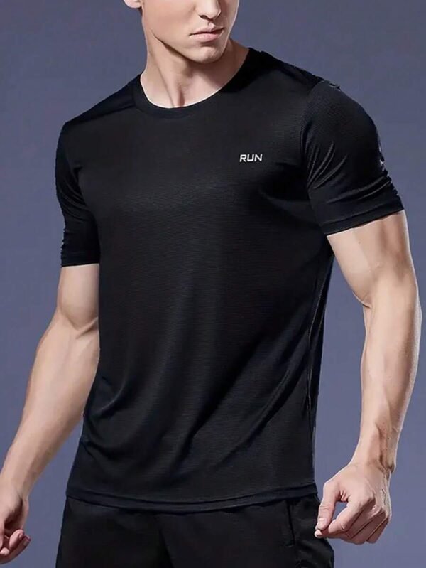 Camiseta deportiva con estampado de letra