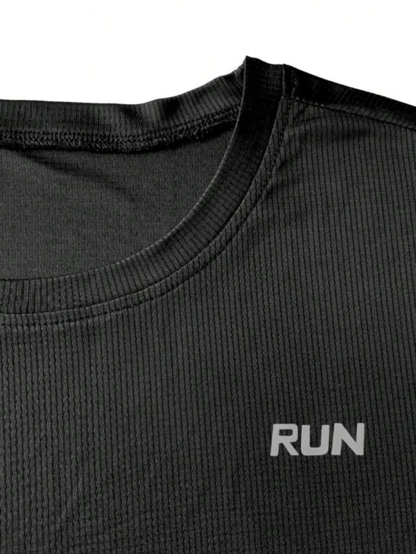 Camiseta deportiva con estampado de letra - Imagen 3