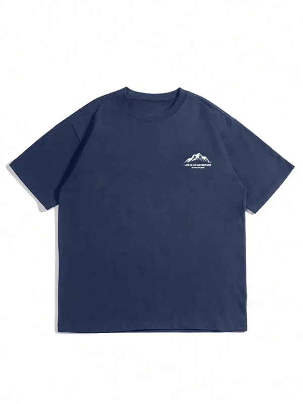 Camiseta Casual De Manga Corta Estampada Con Patrón De Letras Y Montañas Para Hombre - Imagen 3