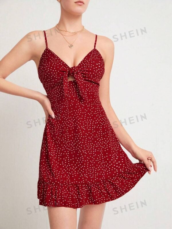 Vestido de tirantes con nudo de lunares bajo con fruncido