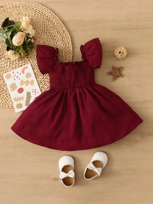 Vestido De Niña Con Mangas De Mariposa Y Cuerpo Fruncido