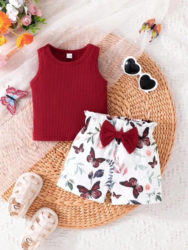 Conjunto de top decorado con flores, mariposas y pantalones cortos con estampado floral para verano