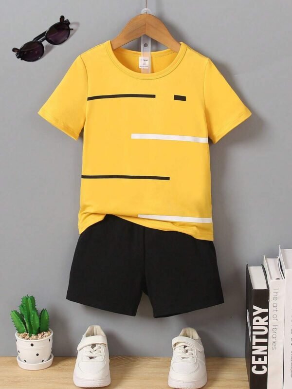 Conjunto De Dos Piezas Para Niños Pequeños. Camiseta Amarilla Con Cuello Redondo Y Mangas Corta