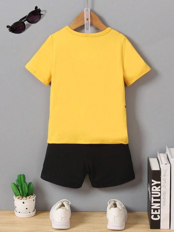 Conjunto De Dos Piezas Para Niños Pequeños. Camiseta Amarilla Con Cuello Redondo Y Mangas Corta - Imagen 2