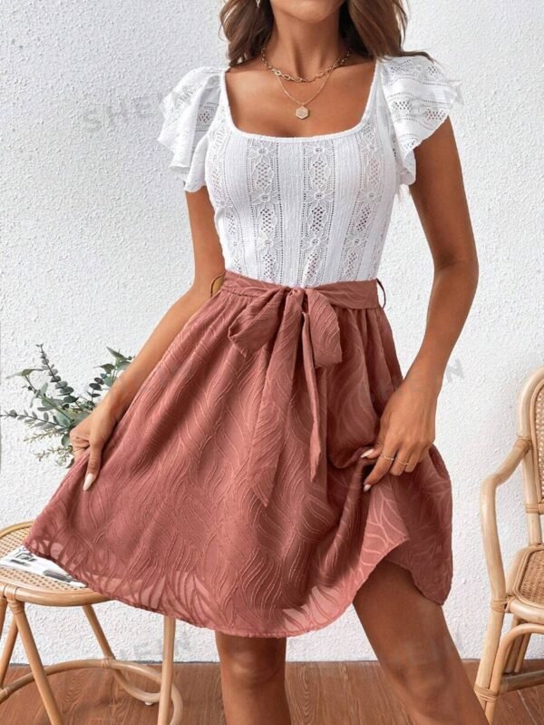Vestido Precioso Con Cinturón Y Cuello Cuadrado Texturado