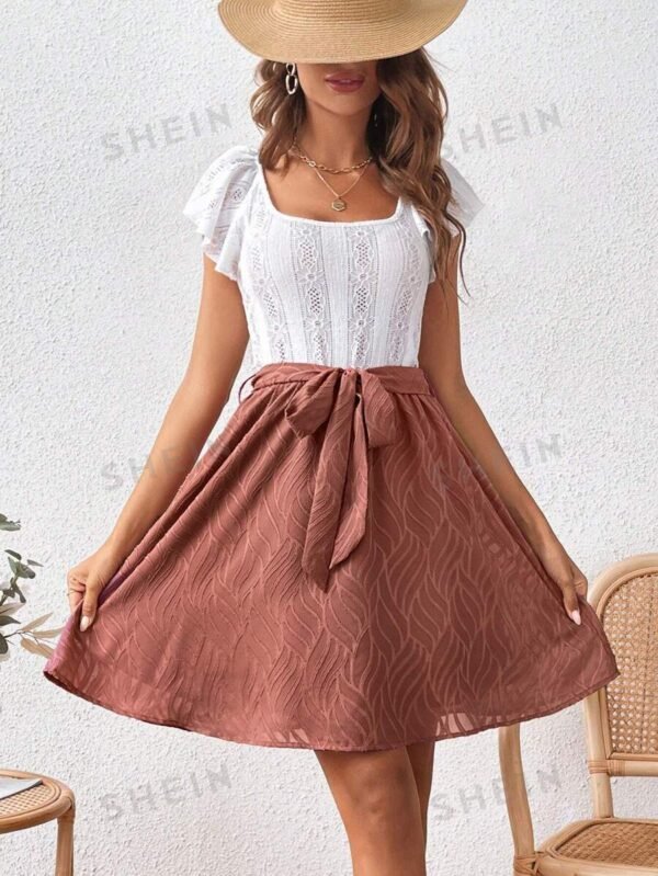 Vestido Precioso Con Cinturón Y Cuello Cuadrado Texturado - Imagen 3