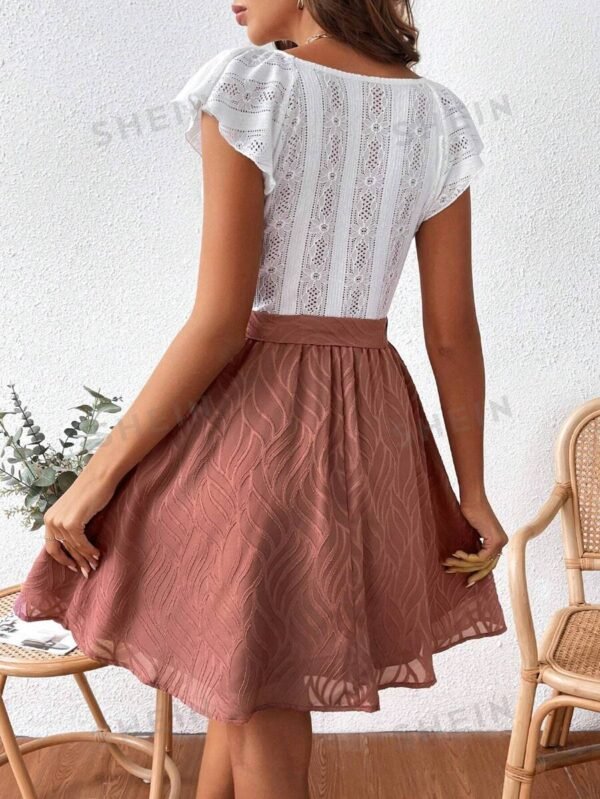 Vestido Precioso Con Cinturón Y Cuello Cuadrado Texturado - Imagen 2