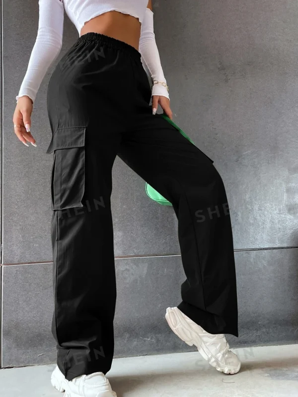 Pantalones cargo unicolor de talle alto con bolsillo con solapa