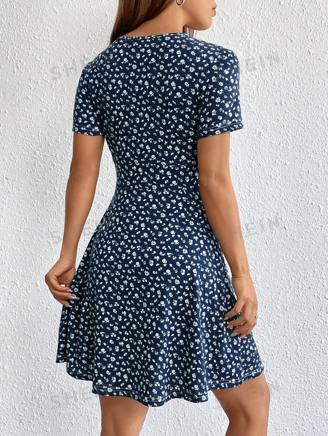 Vestido con estampado floral de cuello profundo - Imagen 3