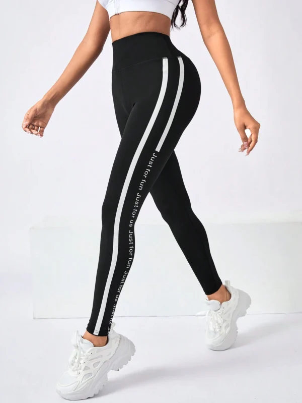 Leggings deportivos con estampado de letra de lado de rayas