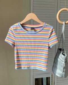Camiseta de mujer de punto con rayas de colores y ajuste ceñido