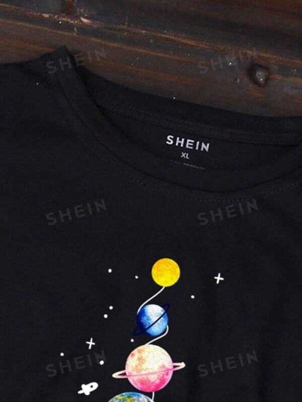 Camiseta planeta con con estampado de astronauta - Imagen 3