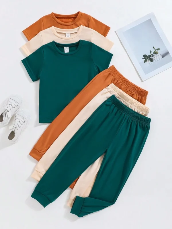 Conjunto de camiseta cómoda de manga corta  y pantalón deportivo