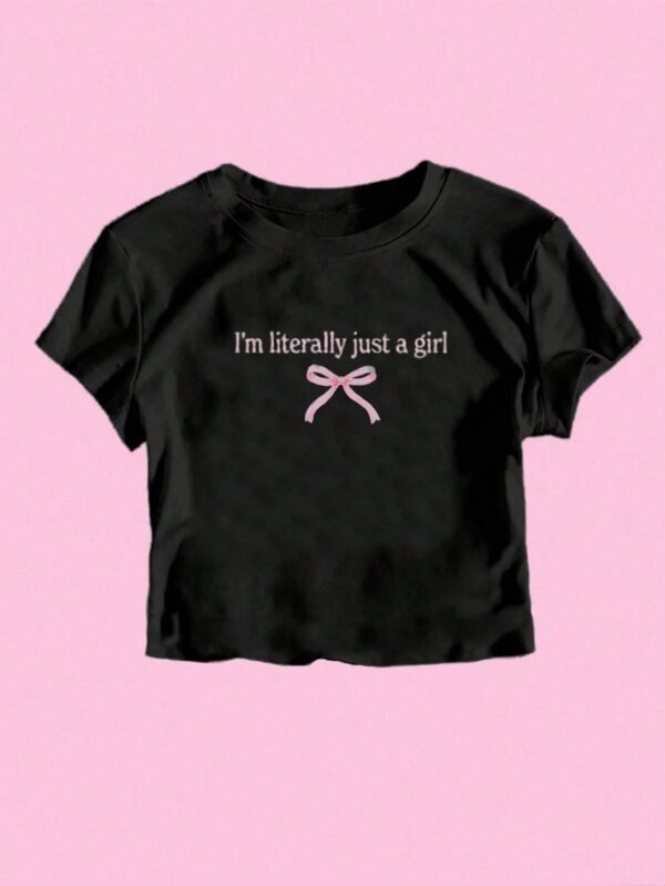 Camiseta de manga corta minimalista con texto y lazo impreso