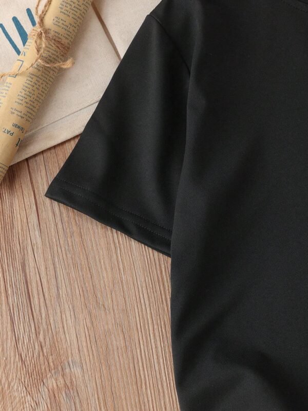 Camiseta de manga corta minimalista con texto y lazo impreso - Imagen 2