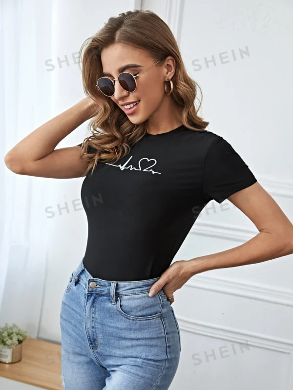 Camiseta de manga corta con estampado de corazón