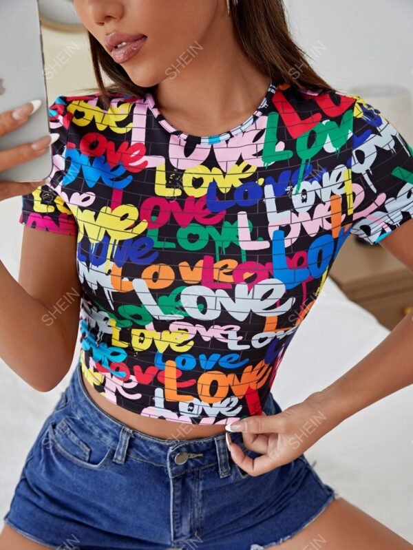 Camiseta corta con estampado de letra