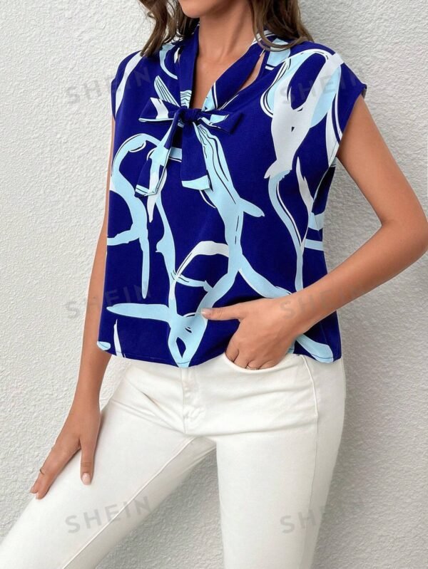 Blusa con estampado de dibujo de cuello con cordón de manga murciélago - Imagen 2