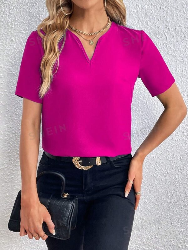 Blusa unicolor de cuello de muesca