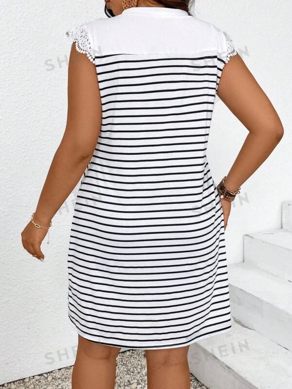 Vestido De Talla Grande Con Rayas Y Parche De Encaje - Imagen 3
