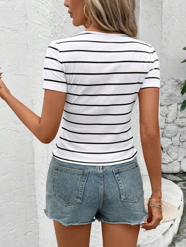 Camiseta clásica de mujer ajustada al cuerpo con rayas negras y blancas - Imagen 2