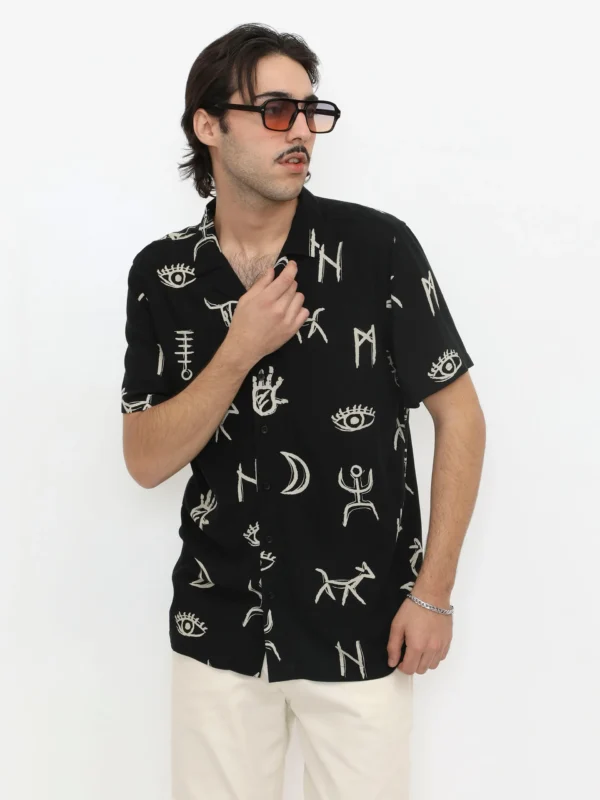 Camisa Manga Corta Runas Negra