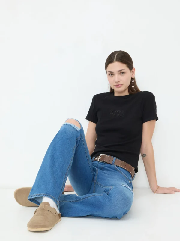 Playera Crop Manga Corta y Bordado al Frente Negra