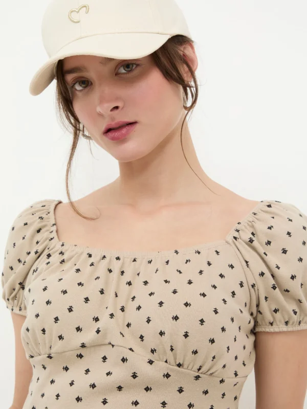 Playera con Plisado en Pecho y Manga con Volumen Café