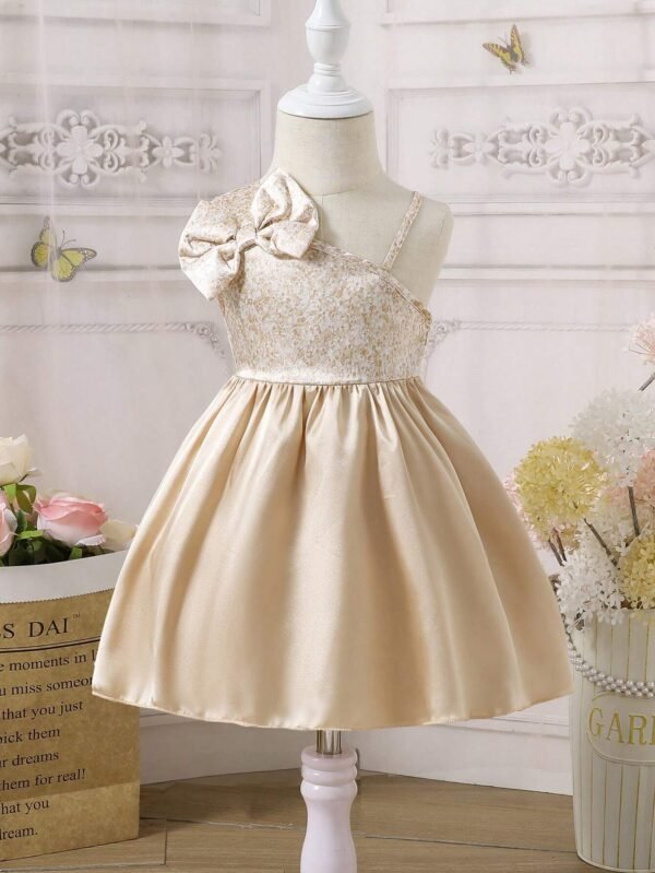 Vestido con impresión dorada y dobladillo asimétrico para niña bebé