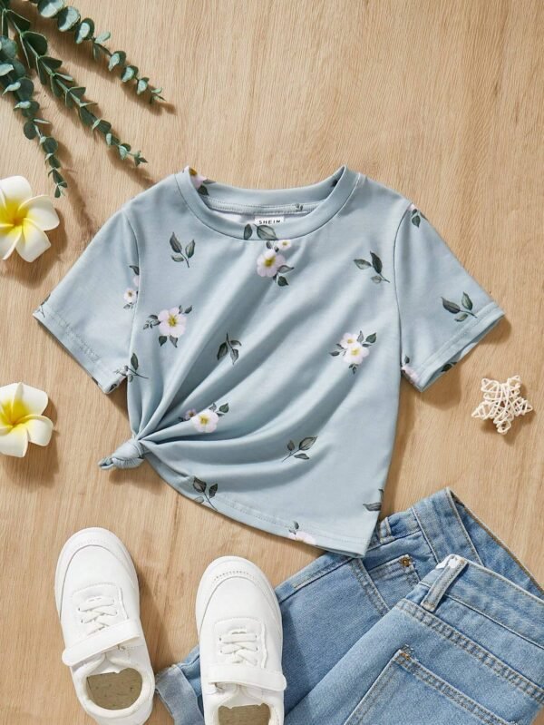 Camiseta de flores con cuello redondo para niña