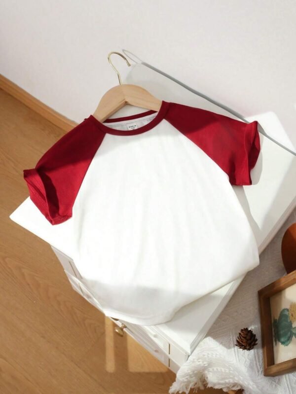Camiseta casual de cuello redondo con manga raglán de bloque de color simple para niños