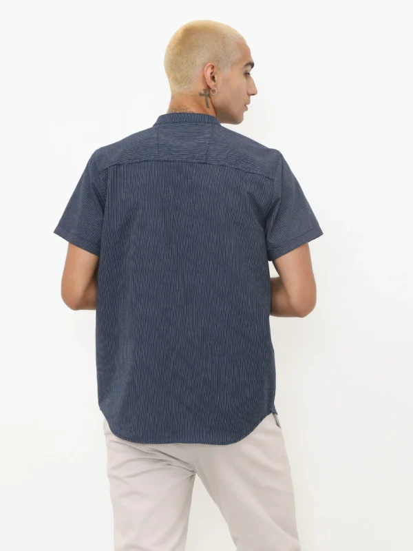 Camisa con Textura Manga Corta y Cuello Mao Azul Marino - Imagen 2