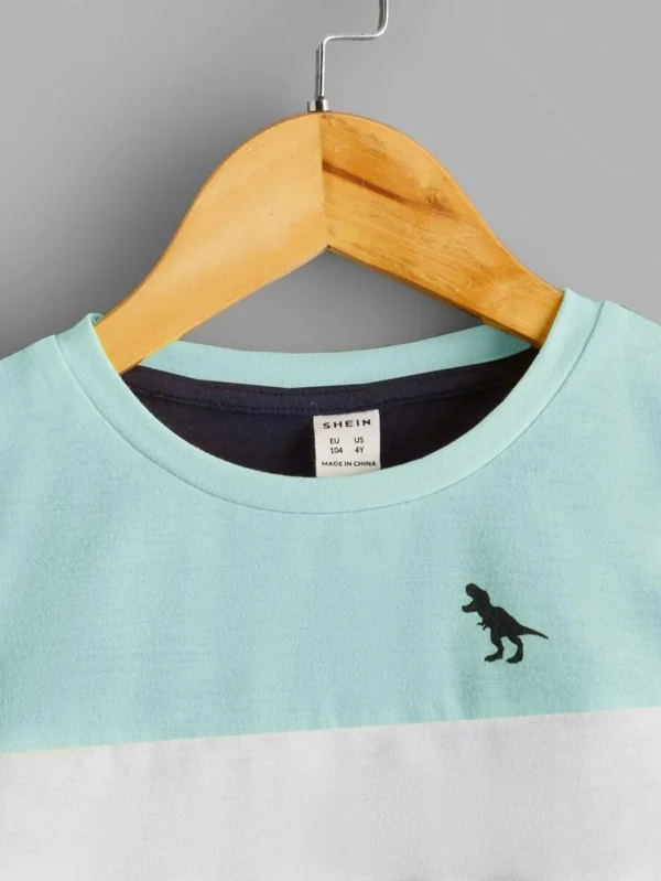 Camiseta para niño con impresión de dinosaurio y bloques de color - Imagen 3