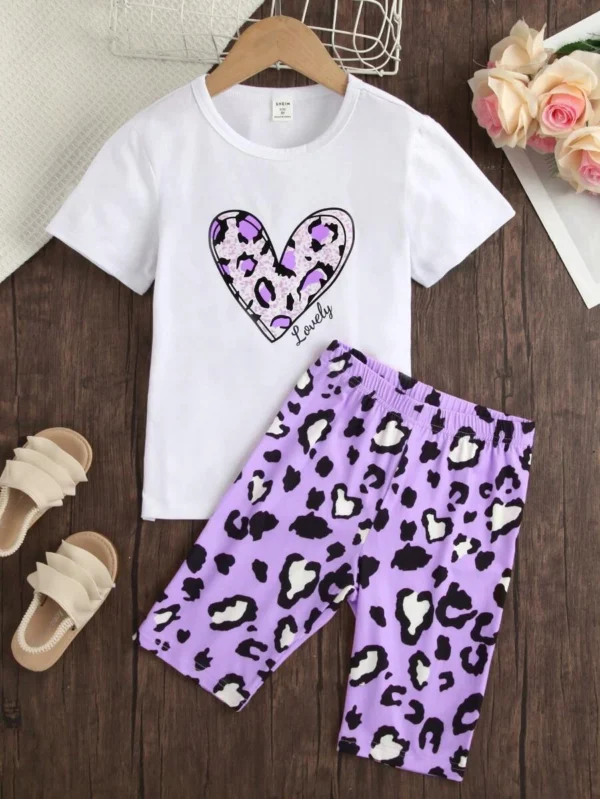 Conjunto De Camiseta Gráfica Con Corazón Y Shorts Para Niñas