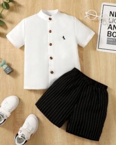 Camisa de manga corta con cuello alto y estampado de logo y pantalones a rayas