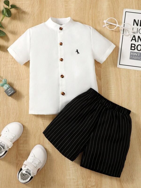 Camisa de manga corta con cuello alto y estampado de logo y pantalones a rayas