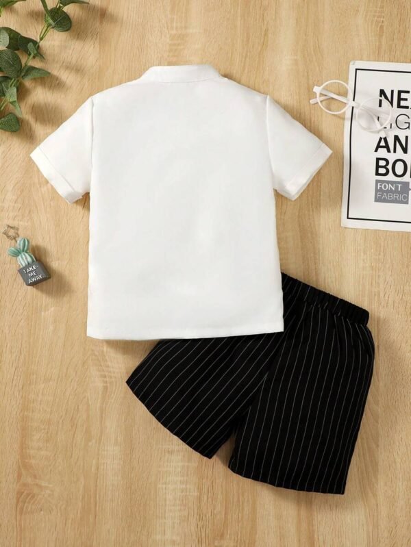 Camisa de manga corta con cuello alto y estampado de logo y pantalones a rayas - Imagen 2