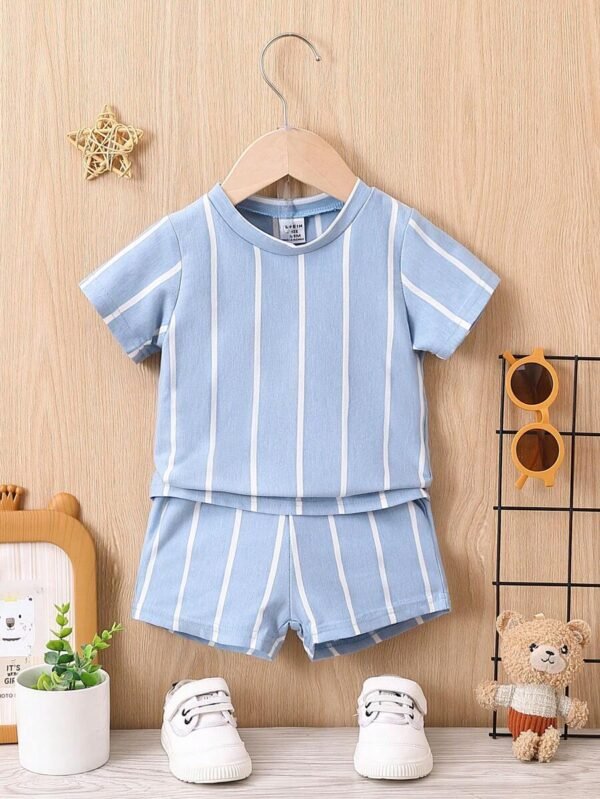 Shorts con camiseta con estampado de rayas