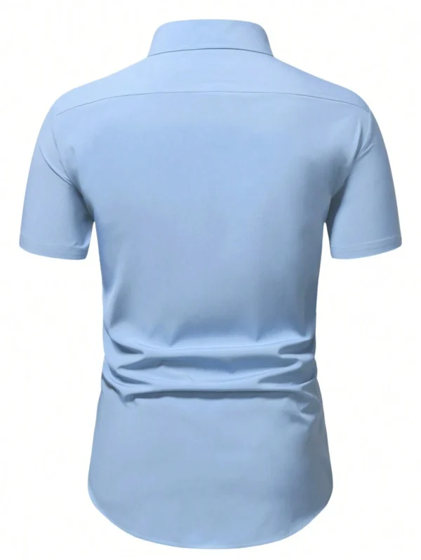 Camisa unicolor con botón para hombre - Imagen 2