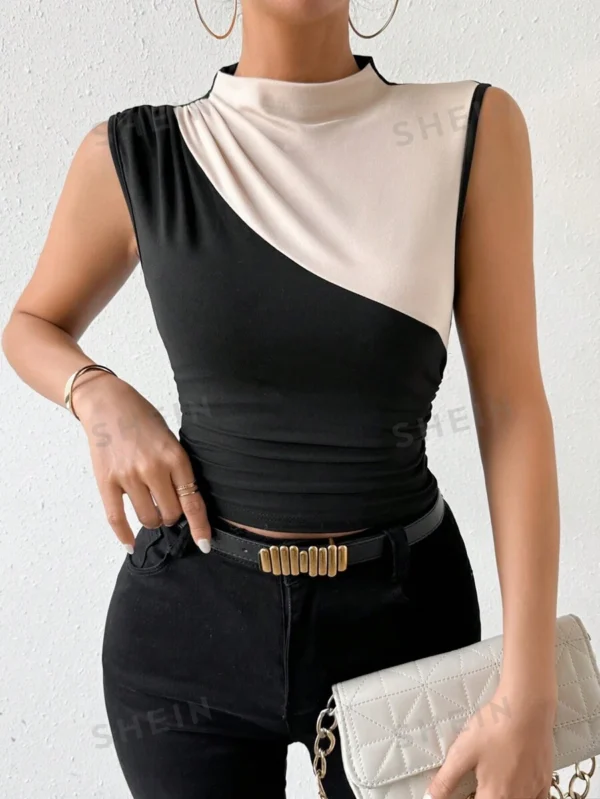 Camiseta con gráficos, corte plisado y cuello alto de contraste - Imagen 3